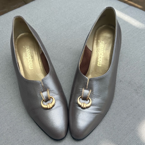 Vintage California Magdesians Taupe Leather Pumps Gold Trim & Accents - Picture 1 of 6